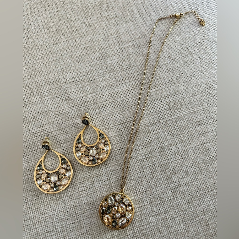 Beautiful Swarovski necklace and matching earrings